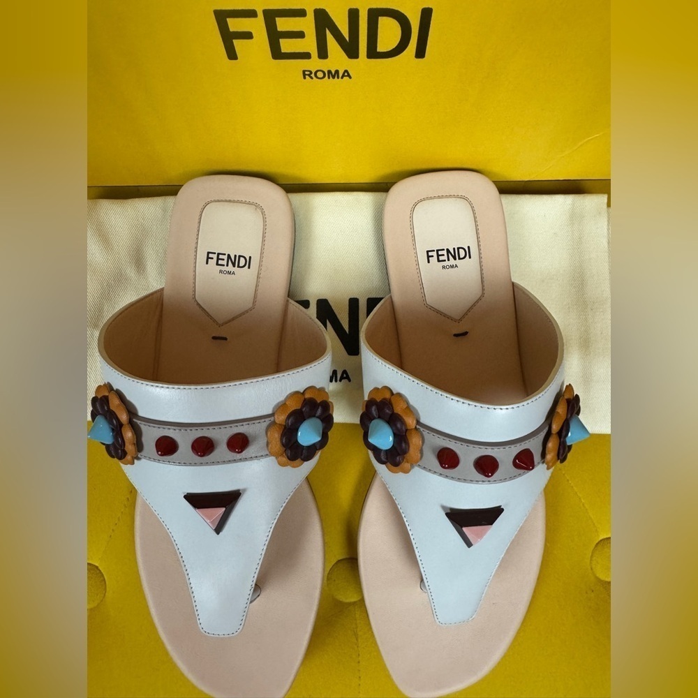 FENDI Sandals - Tong sandals Flat Studs leather white Size 6.5 - Picture 12 of 13